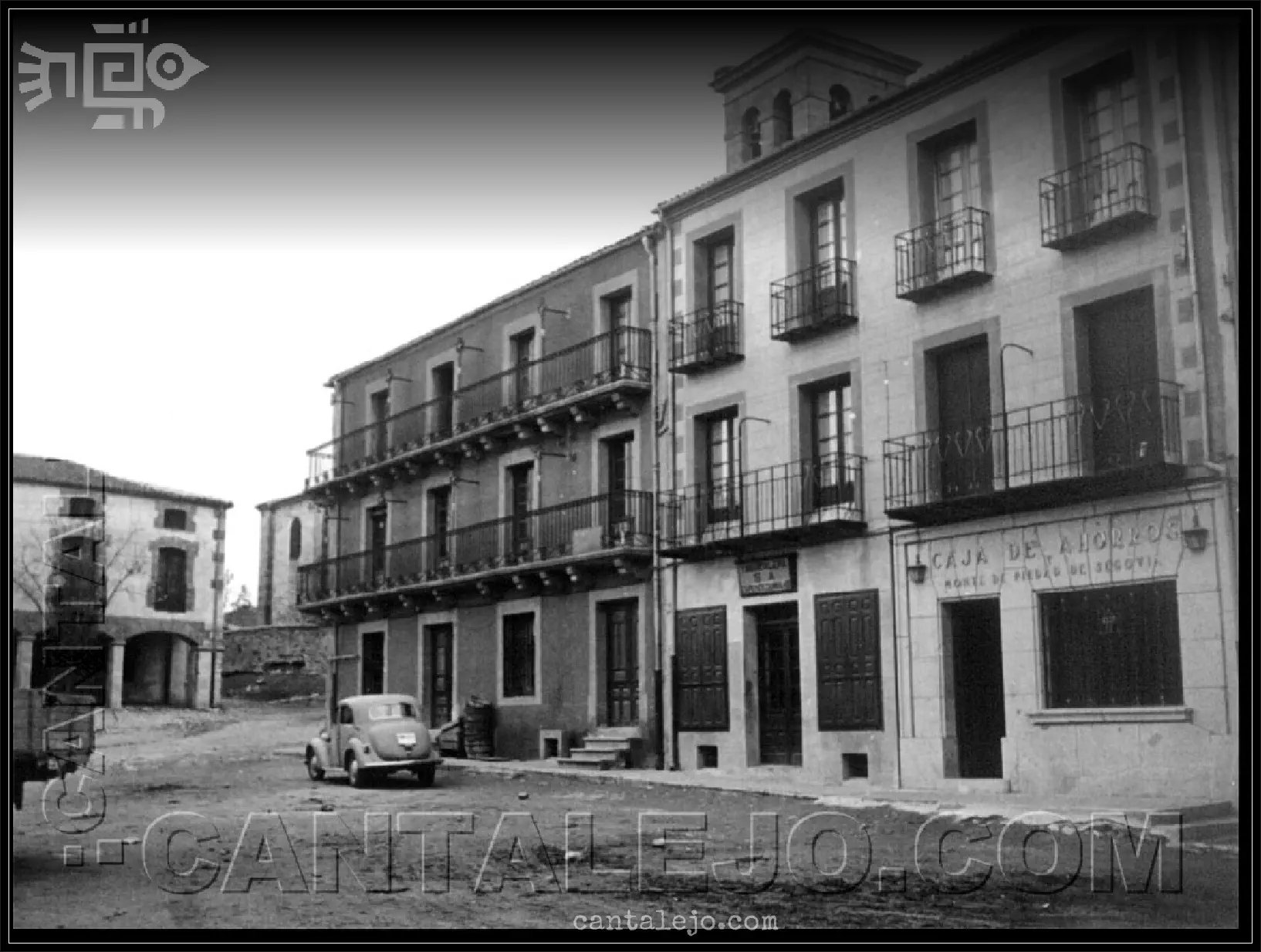 Caja De Ahorros La Plazuela Antigua