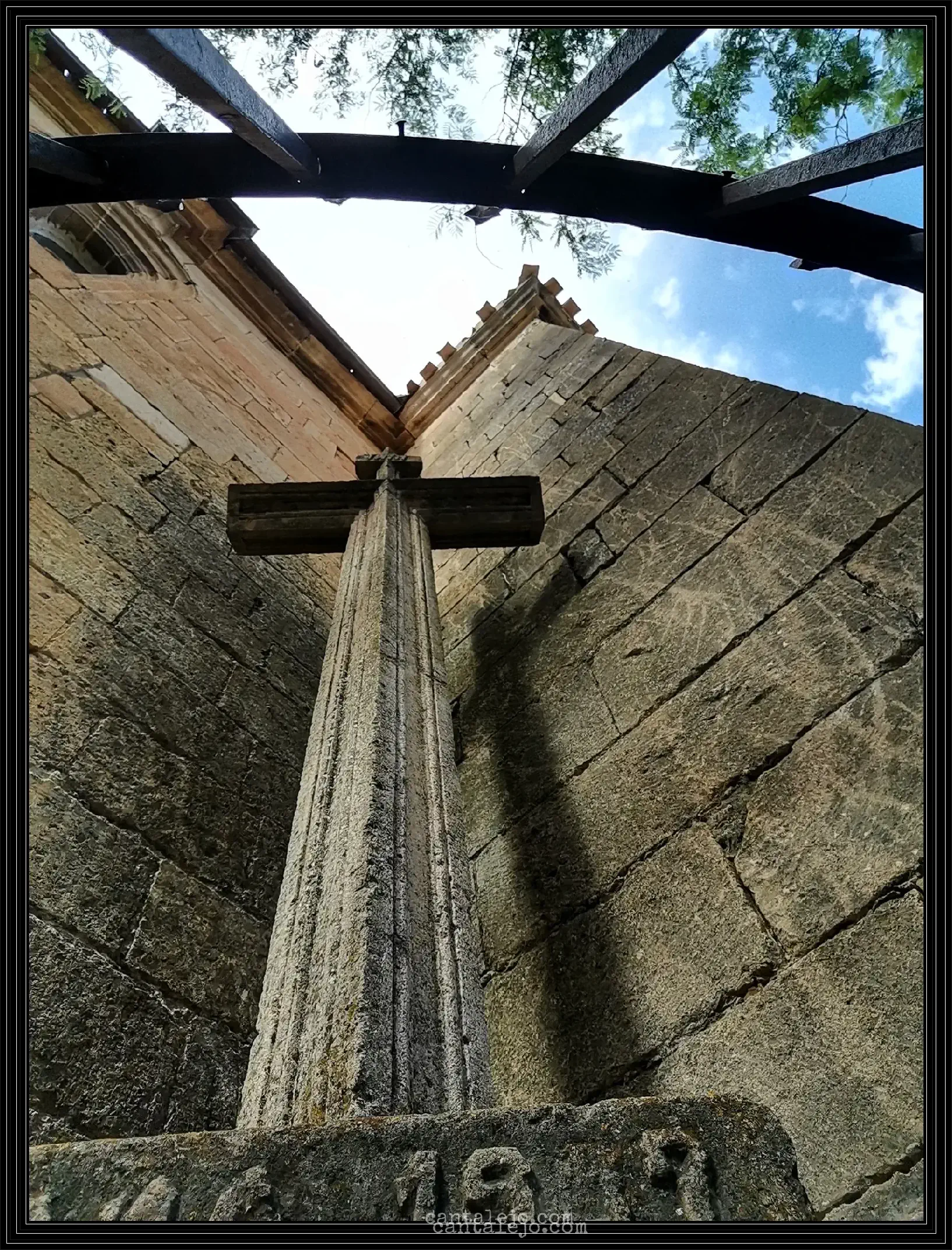 Cruz Exterior Iglesia San Andres 