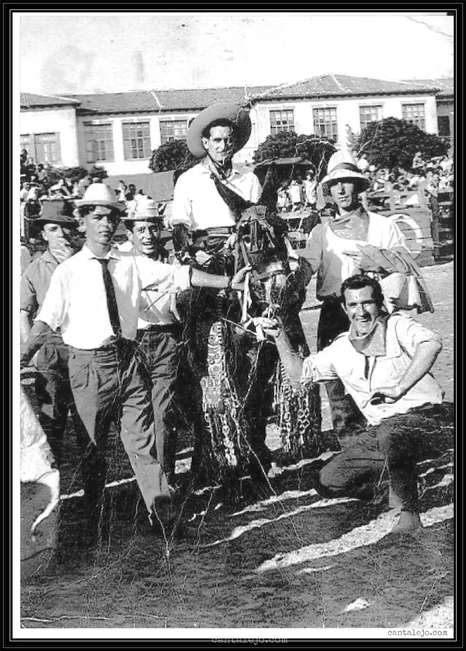 Delante De La Escuela Federico Y Otros
