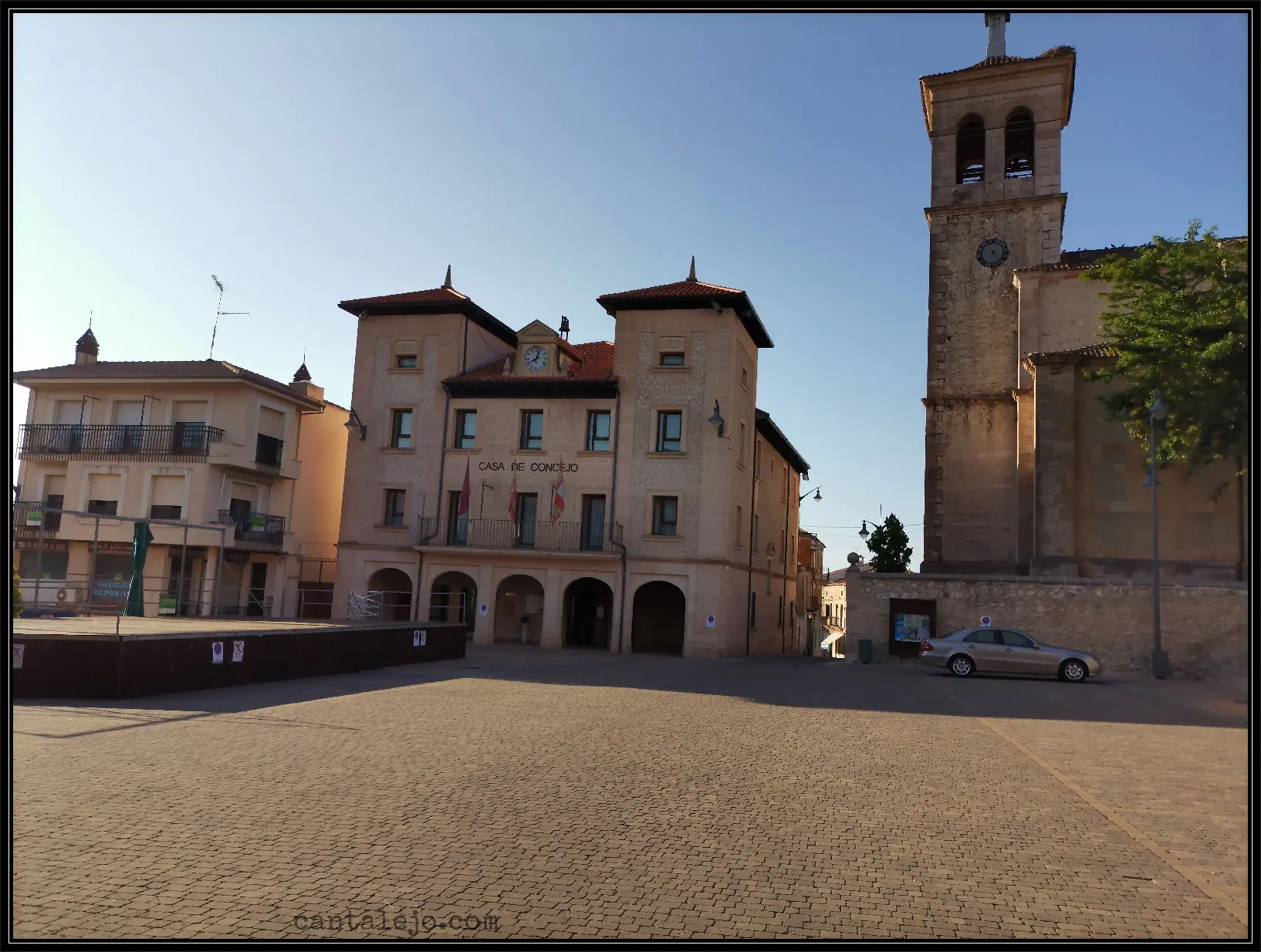 Plaza Espana Iglesia Y Ayuntamiento