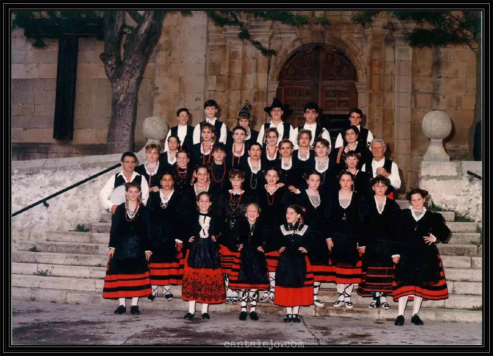 Traje De Segoviana Escalera De La Iglesia